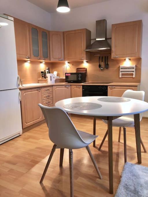 Modern & Cozy Apartment Near Hockey & Football Arena Братислава Екстериор снимка