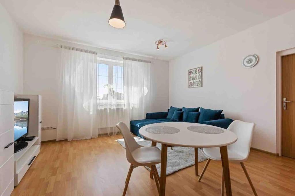 Modern & Cozy Apartment Near Hockey & Football Arena Братислава Екстериор снимка