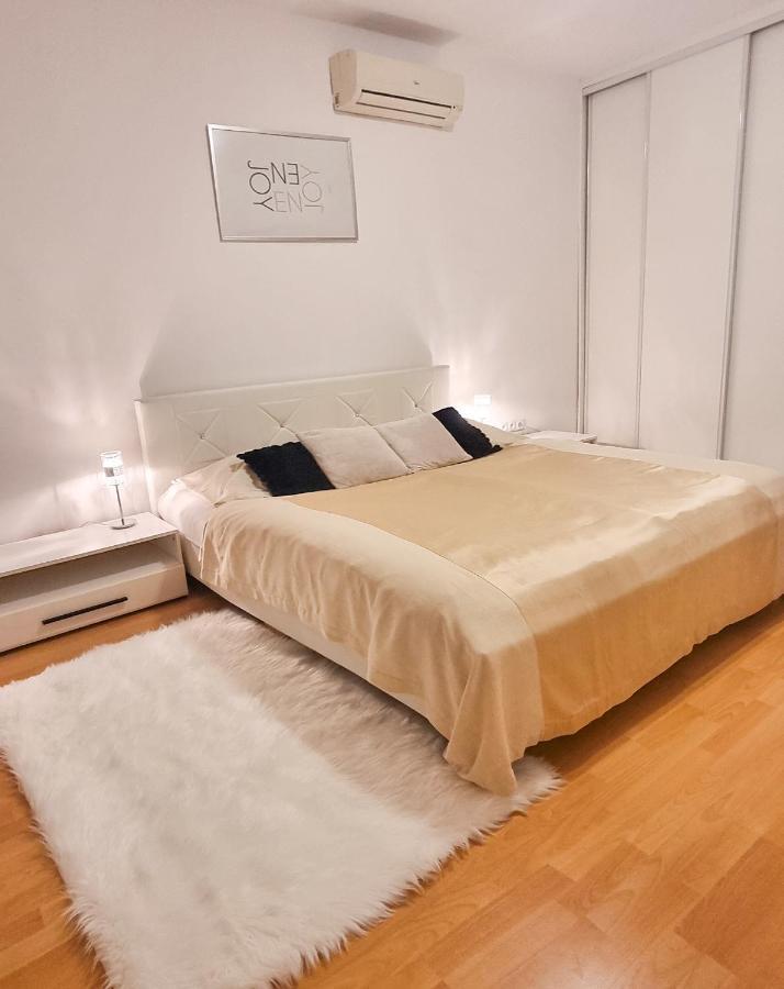 Modern & Cozy Apartment Near Hockey & Football Arena Братислава Екстериор снимка